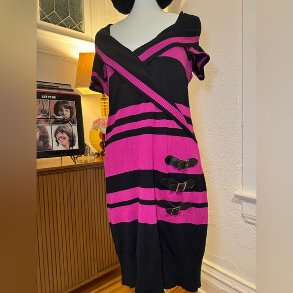 Say What Women's V-Neck Short Sleeve Sweater Dress - Picture 2 of 13